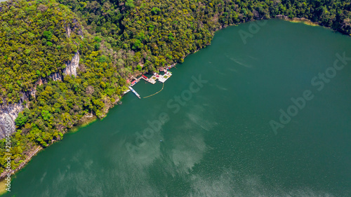 фотографія Drone aerial view of a tranquil emerald lake surrounded by dense tropical rainfo