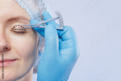 Cuadro en lienzo Surgeon Marking Eyelid for Blepharoplasty Procedure Preparation