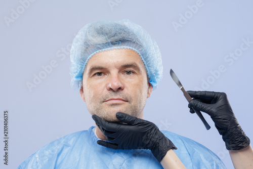 Fotografía Surgeon Preparing for Blepharoplasty Eyelid Surgery Procedure