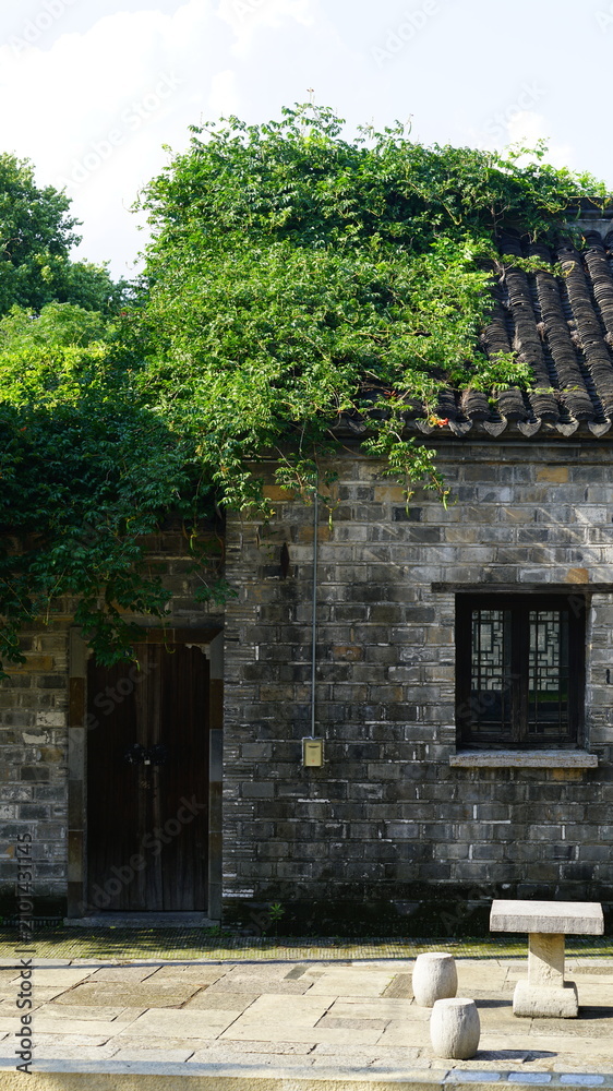 Naklejka premium Chinese-style stone building covered in ivy
