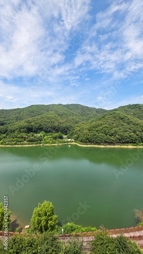 남양주 오남저수지의 여름, 초록이 짙은 산과 강, 푸른 하늘과 하얀 구름, 멋진 자연 배경
