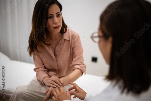 Fotografía Patient discussing health concerns with doctor during medical consultation