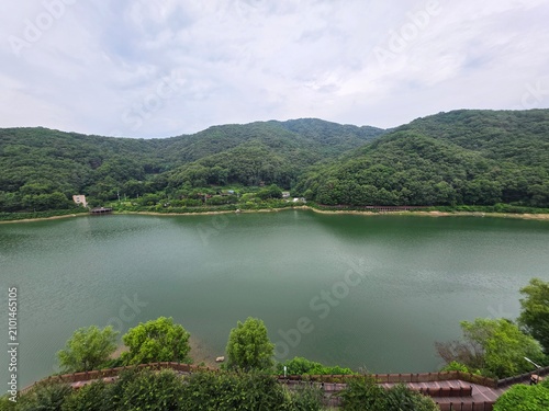 남양주 오남저수지의 여름, 초록이 짙은 산과 강, 하늘과 구름, 산책로, 멋진 자연 배경