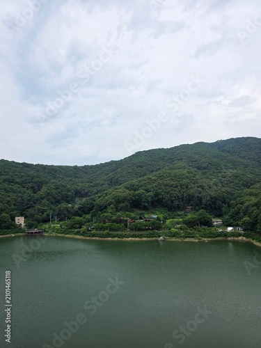 남양주 오남저수지의 여름, 초록이 짙은 산과 강, 하늘과 구름, 멋진 자연 배경