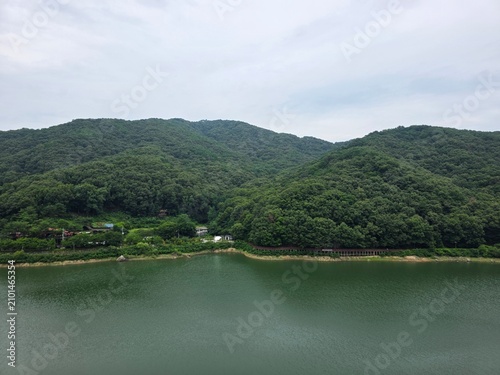 남양주 오남저수지의 여름, 초록이 짙은 산과 강, 하늘과 구름, 멋진 자연 배경