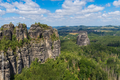 Cuadro en lienzo Panoramic summer view of the Schrammsteine cliffs in Saxon Switzerland