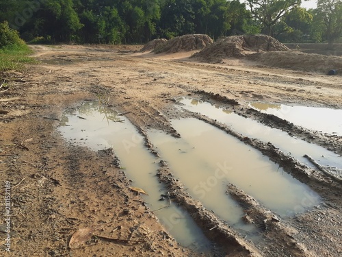 Canvastavla Puddles on the dirt road after rain
