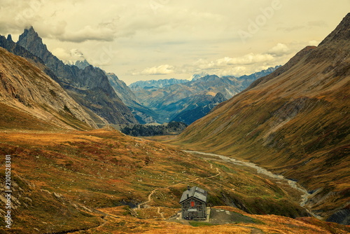 Obraz na płótnie Panoramic View of a Lonely Mountain Refuge in the Autumnal French Alps