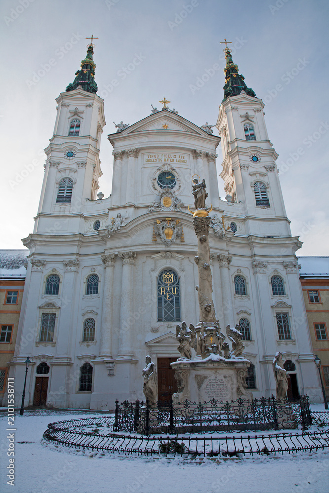 Fototapeta premium Vienna - The facade of Baroque church Maria Treu and marianic column.