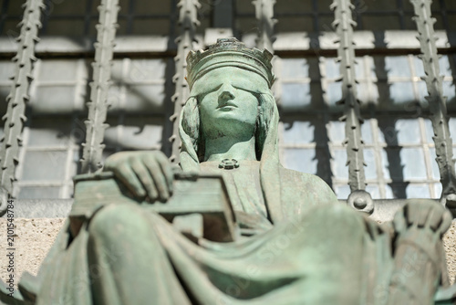 Cuadro en lienzo Figur der Justitia am Landgericht Berlin II - Dienststelle Tegeler Weg, Charlott
