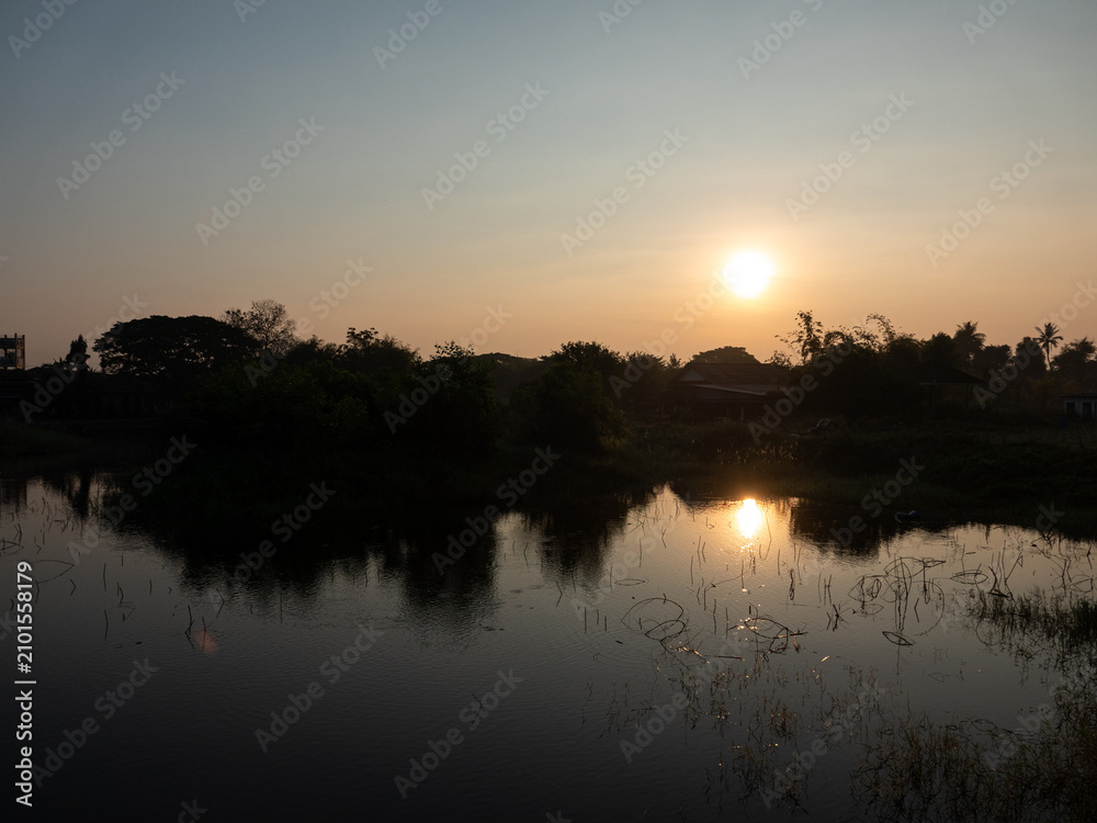 Naklejka premium Golden Sunset Reflected on a Rural Pond