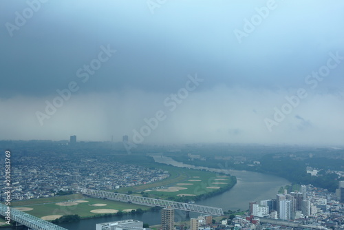 巨大な雨柱 ゲリラ雷雨に襲われる夏の都市風景 / Massive rain shaft: Summer urban landscape hit by sudden torrential downpour