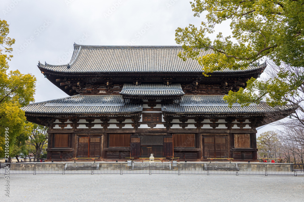 Obraz premium 日本の風景・早春 京都 世界遺産 東寺 金堂(国宝)