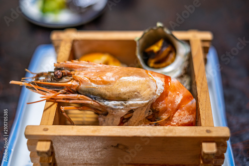 Quadro su tela 【#旅館料理】木箱に盛られた大海老とサザエの豪華な海鮮料理