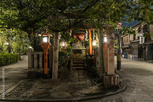 Obraz na plátne Tatsumi-jinja Shrine de noche una noche de verano enel barrio de gion en kioto