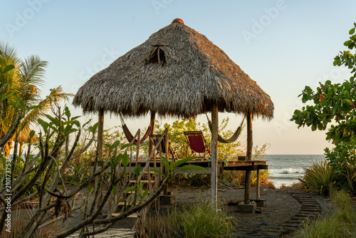 Cuadro en lienzo hut on the beach