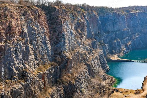 Quadro su tela Majestic rocky cliffs overlooking pristine blue lake on sunny day
