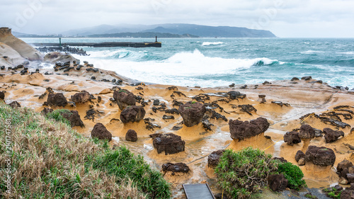 Foto Scenic view of hoodoo stones rock formation in Yehliu geopark in New Taipei Taiw