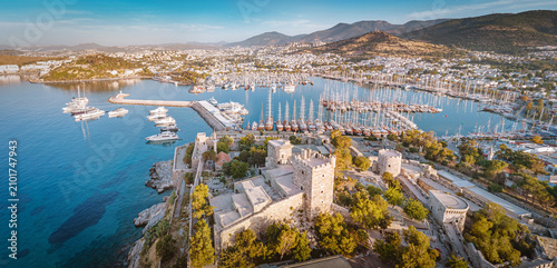 Foto Bodrum Castle standing proudly next to the busy marina filled with numerous yach
