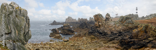 Panorama de la côte Ouest de l'île d'Ouessant en Bretagne, departement Finistere. La pointe du Creac'h avec son phare et ses rochers emblématiques.