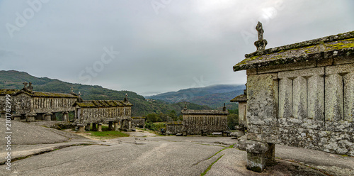 Greniers à céréales communautaires ouvragés à Soajo, Minho, Portugal