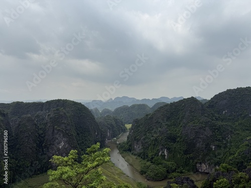 Cuadro en lienzo Stunning landscape with towering limestone peaks