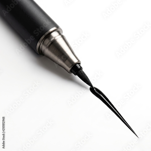 Obraz na płótnie Eyeliner applicator shaping smooth, dramatic stroke