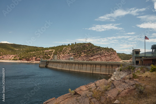 Obraz na płótnie Concrete dam spillway spanning a reservoir in a canyon setting