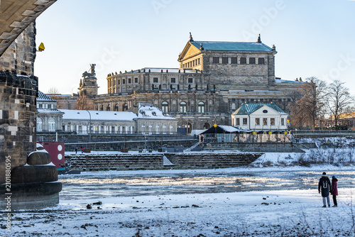 Dresden Winter Kalt Sachsen Elbe Frauenkirche Semperoper Bogenschütze Panorama Deutschland Schnee Frost Eisschollen Sonne Himmel Altstadt Europa