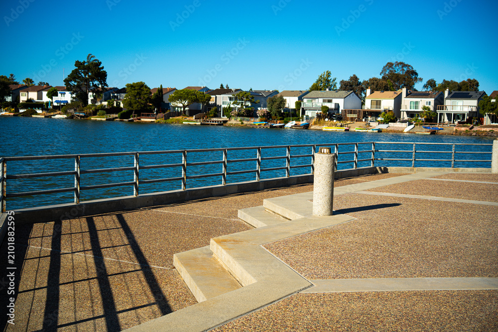 Fototapeta premium Waterfront homes with a view of the calm blue lake and clear sky