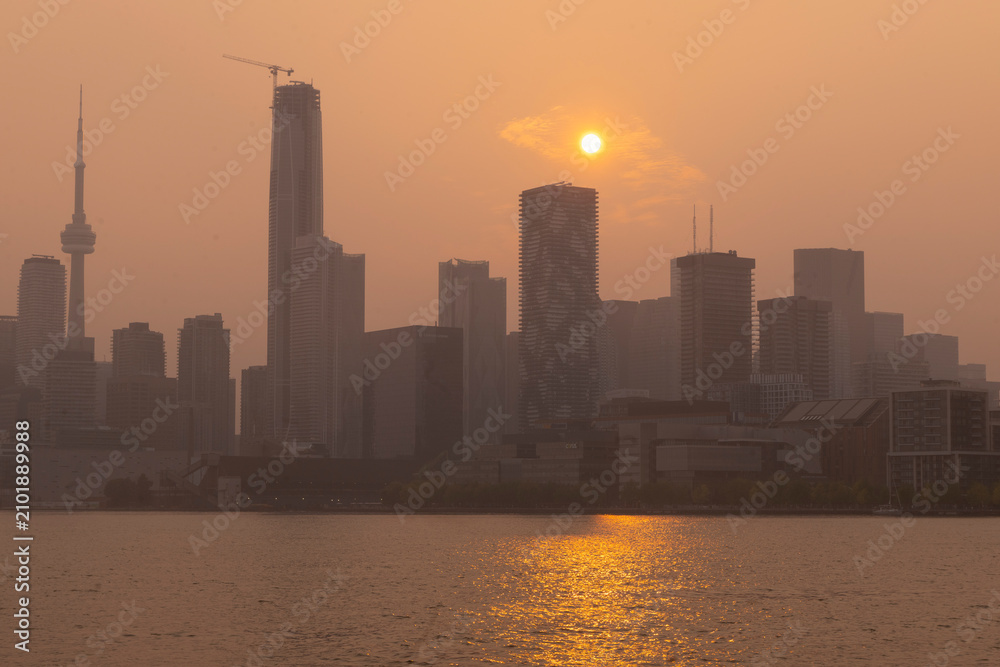 Obraz premium Toronto under Wildfire Smoke - July 16, 2026
