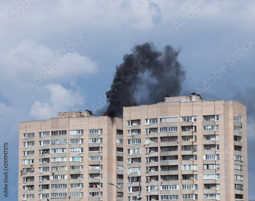 Canvastavla A small fire on the roof of a high-rise apartment building, Tovarishchesky Prosp
