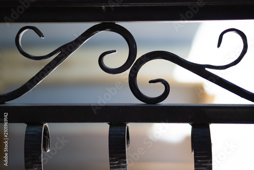 Foto Closeup of decorative ironwork scrolls on a metal gate