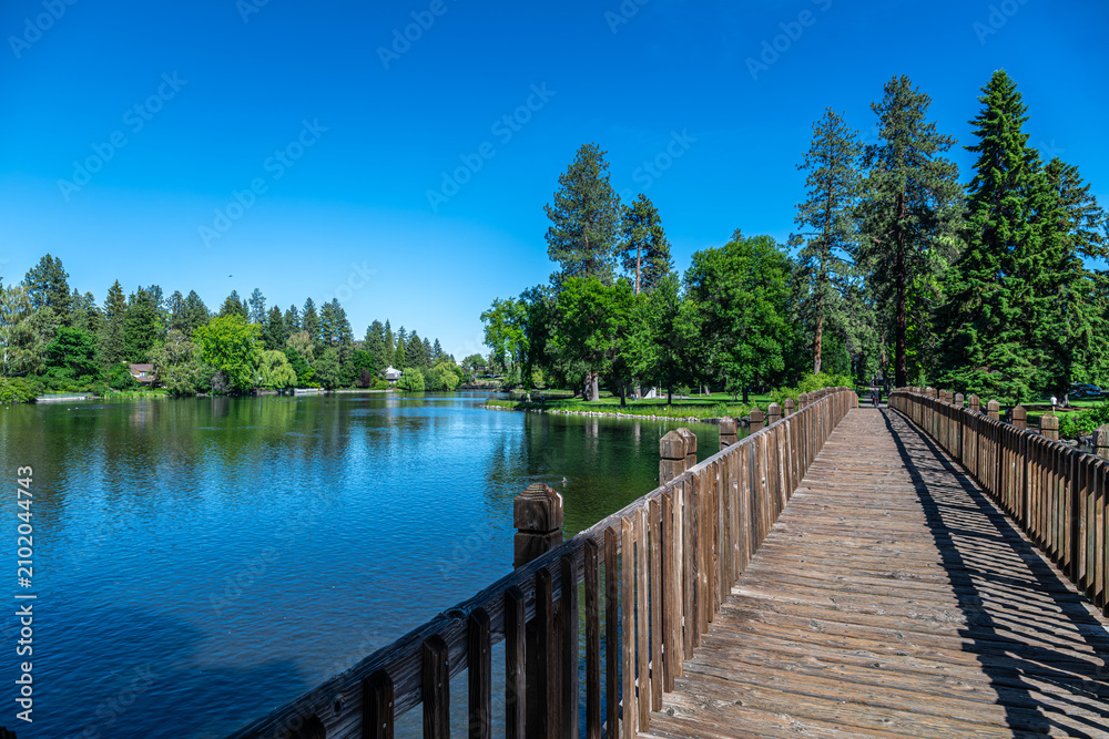 Obraz premium Bridge in Drake Park over the Mirror Pond in Bend, OR