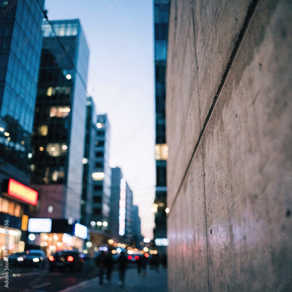 Obraz premium Vibrant Urban Nightlife Scene: Blurred City Lights & Tall Buildings in a Bustling Metropolis