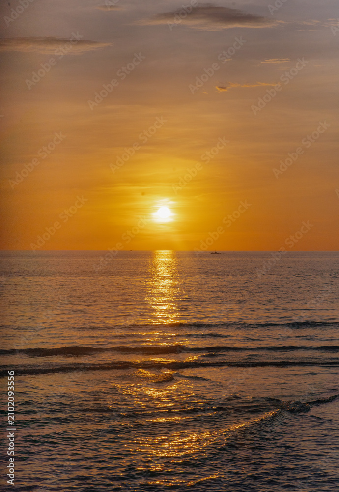Obraz premium sunset over the sea