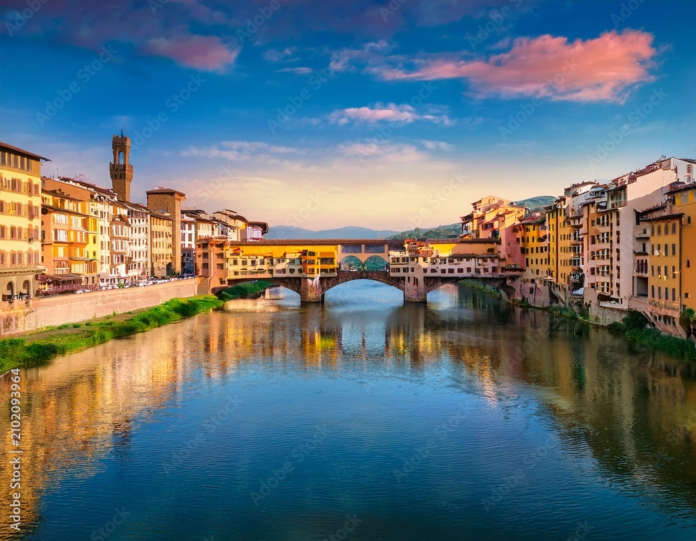 Obraz premium panoramic view of medieval stone bridge ponte vecchio over arno river in florence firenze tuscany italy europe florence cityscape architecture and landmark of florence and italy