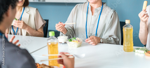 фотографія Businessmen in work clothes eating lunch in the break room.