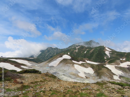 残雪が残る山の景色