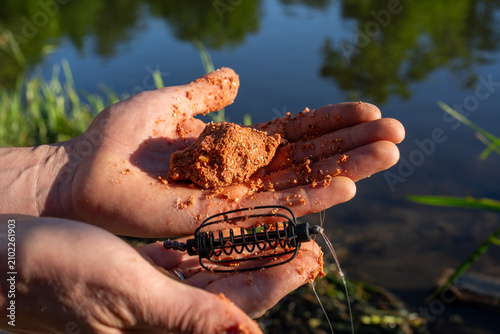 Filling fishing feeder with bait