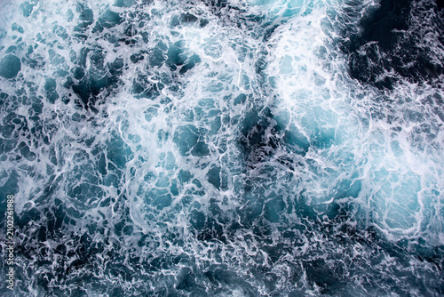 Foto Ocean waves viewed from above with white sea foam