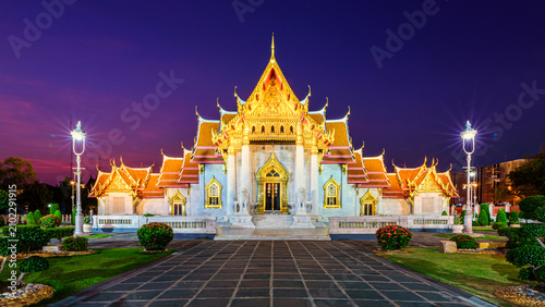 Fotografi Illuminated Thai marble temple at twilight in Bangkok Thailand