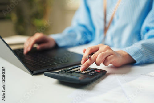 Foto Financial analyst managing expenditures at a modern workspace, budget planning,