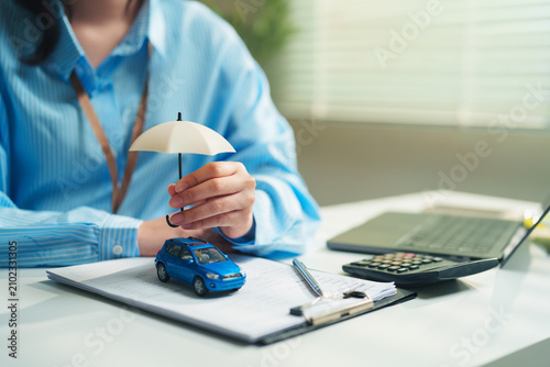 Fotografie Insurance agent providing comprehensive auto coverage, risk management, financia
