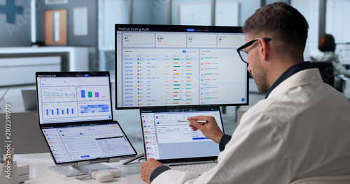 Принти на полотні Healthcare Revenue Cycle Manager Reviews Billing Data