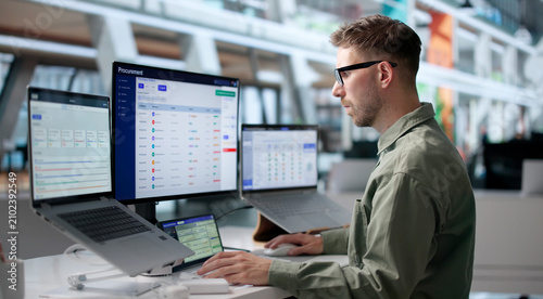 Quadro su tela Man Using Laptop To Review Supplier Contracts