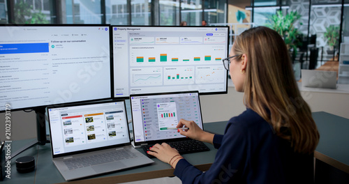 Foto Young Female Property Manager Reviews Rental Income Analytics