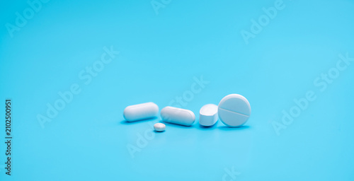Canvastavla Round white tablets pills on blue background