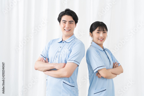 笑顔の介護スタッフ男女