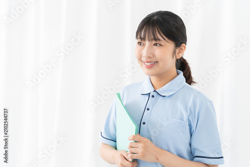 笑顔の介護スタッフ女性